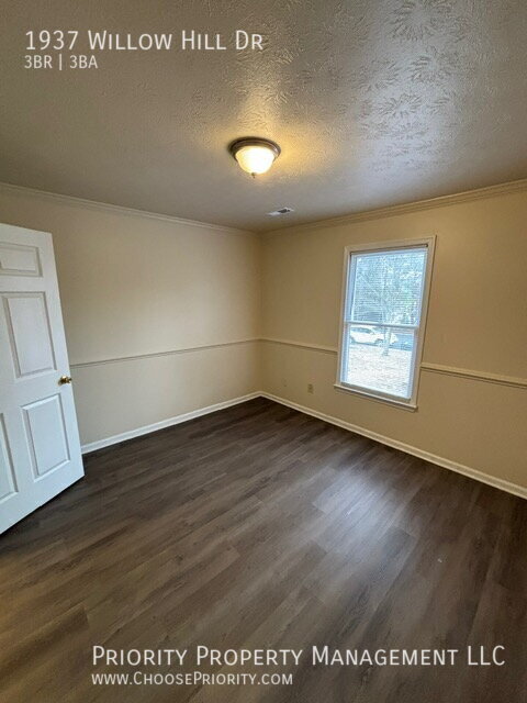 Building Photo - 1937 Willow Hill Dr