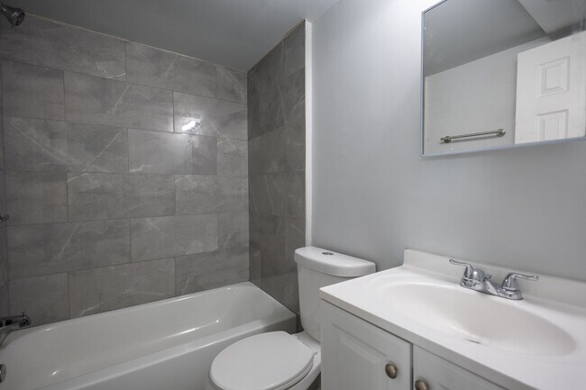 Building Photo - Amazing 3 BR/1 BA Apartment in Anacostia with 1 month free rent and 1 year of free parking!