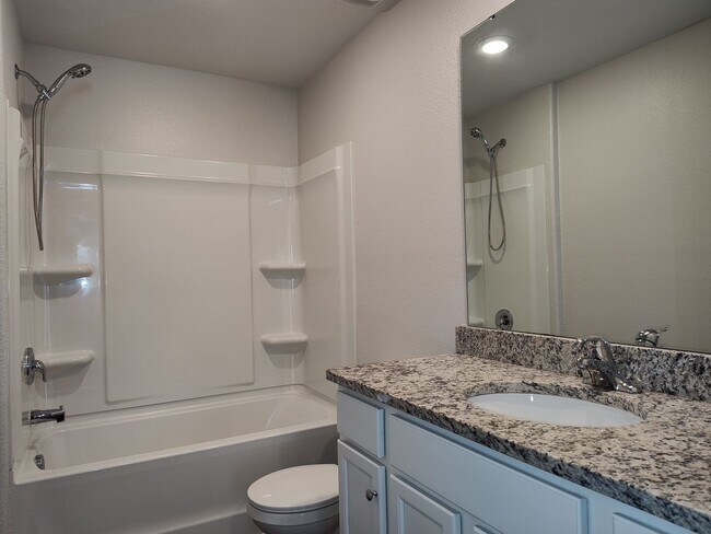 Building Photo - Beautiful, ready to move in home in Creedm...