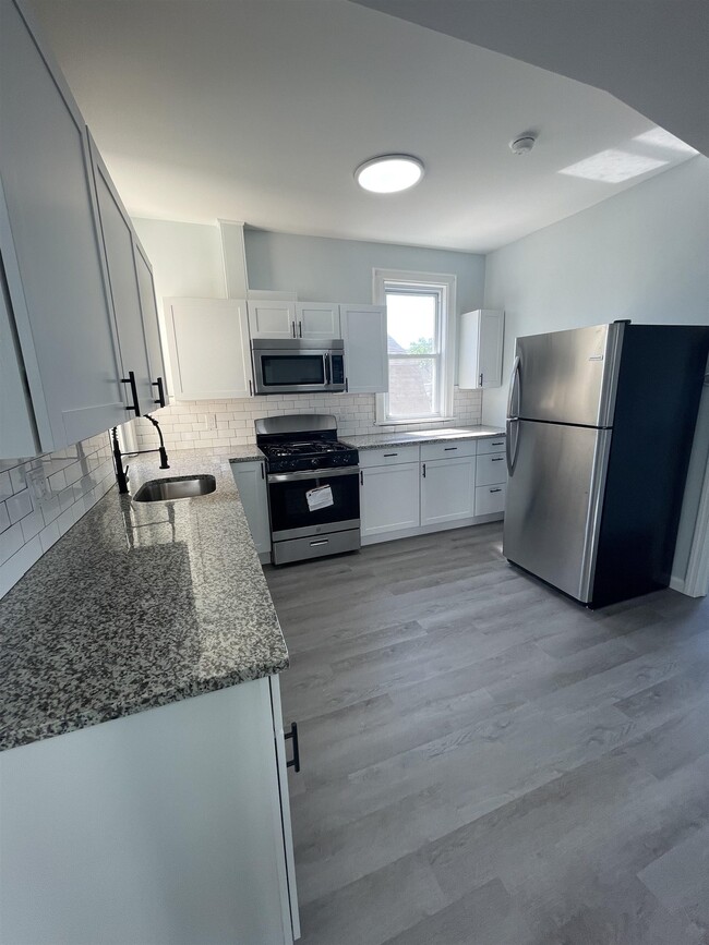 Building Photo - 27 E 46th St