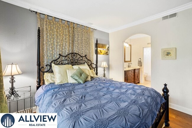 Building Photo - Fully Furnished Townhome with Attached Gar...