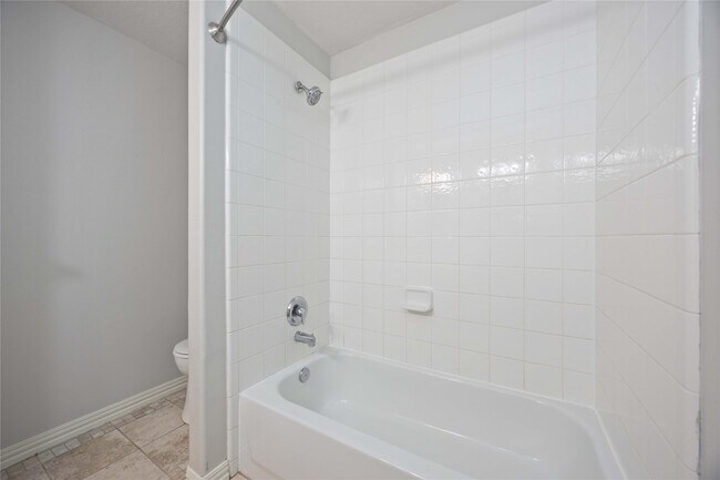 Building Photo - 15018 Summer Knoll Ln