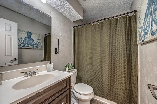 Building Photo - 8421 Woodhue Dr