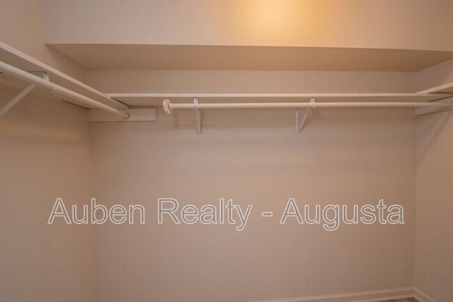 Building Photo - 913 Walker St