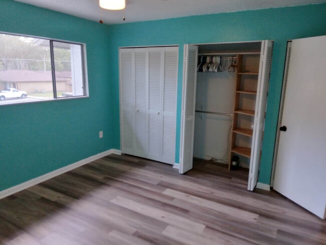 upstairs bedroom lots of closet space - 4415 NW 41st Plz