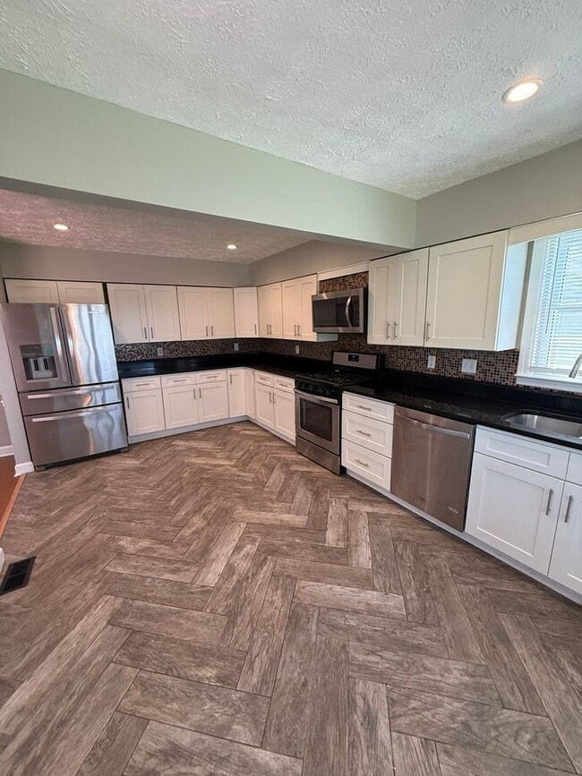 Building Photo - Charming Cape Cod in Halls