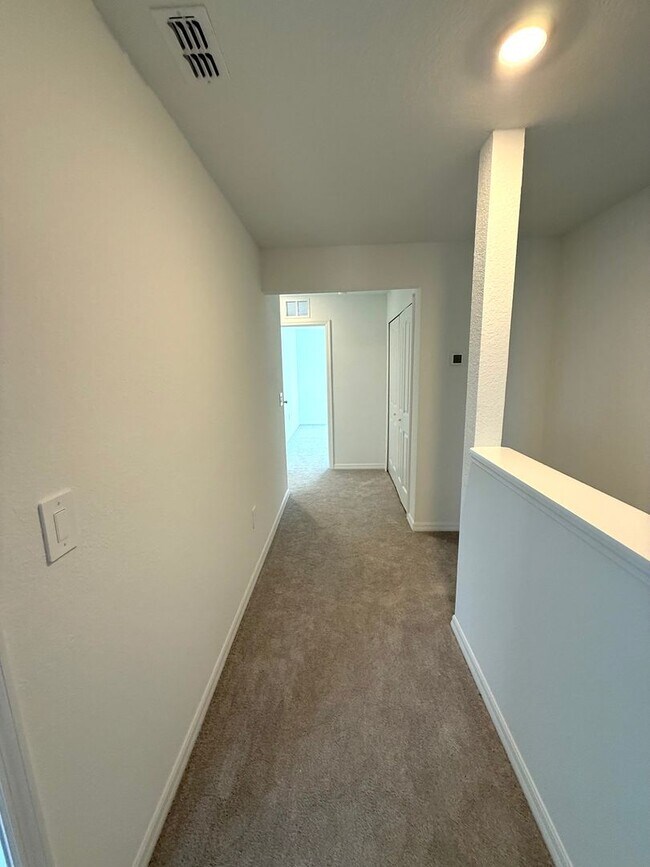 Building Photo - 3-Bed/ 2.5- Bath Modern Townhouse in Lakew...