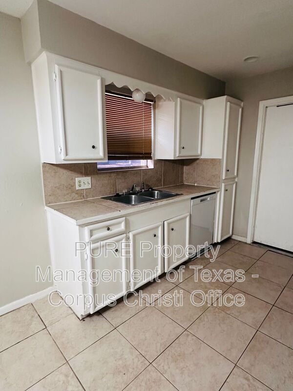 Building Photo - 11942 Mesa Dr