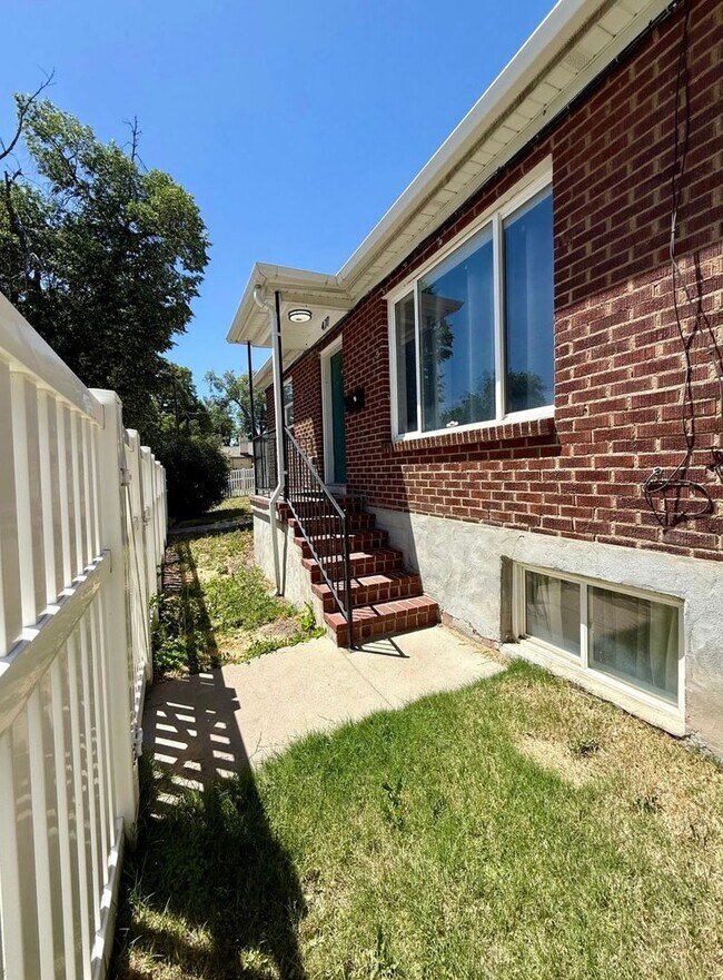 Building Photo - 477 Williams Ave S