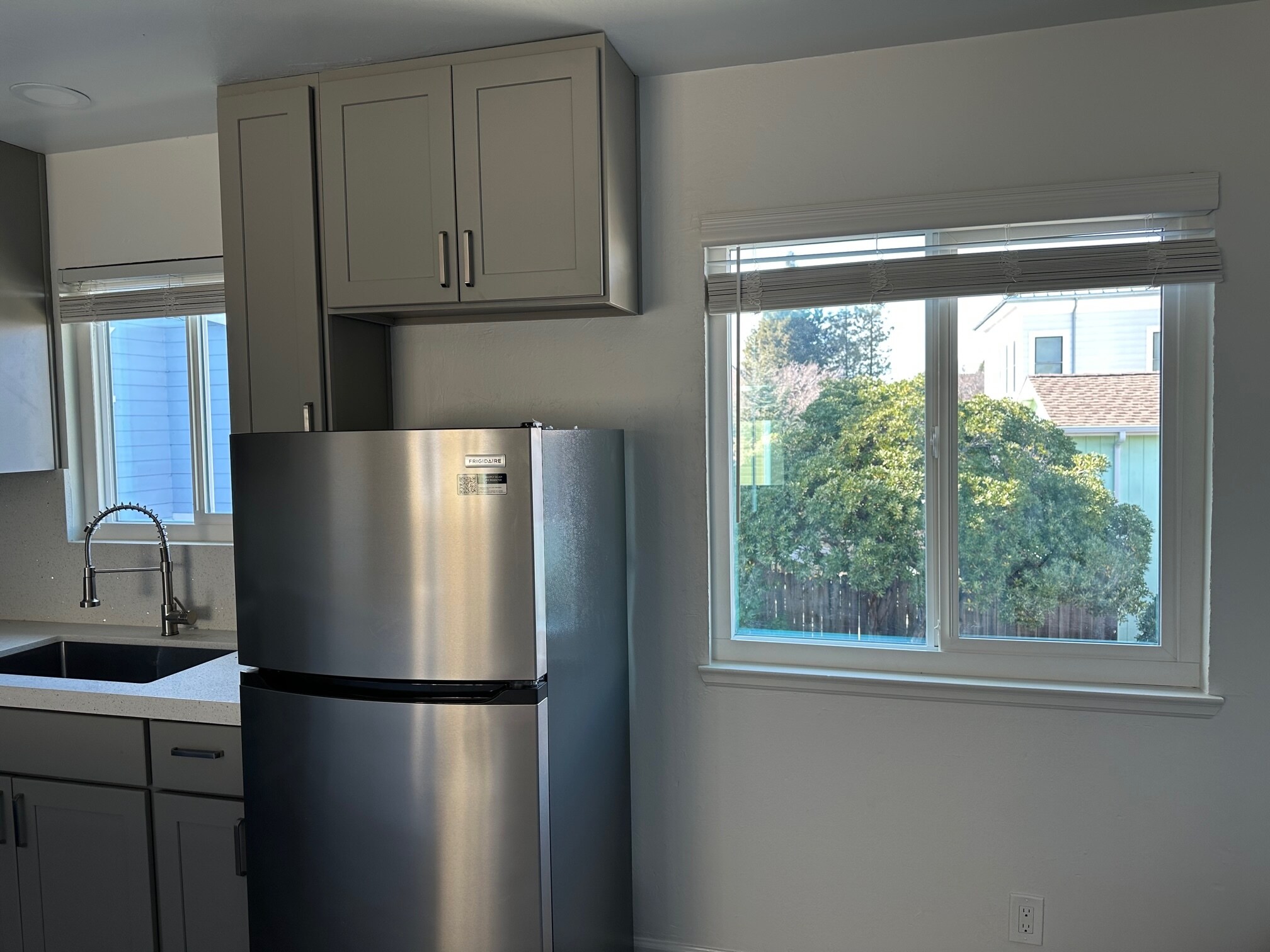 Building Photo - 1576 Pacific Ave