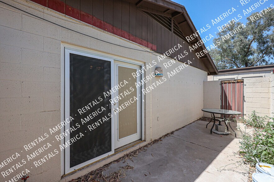 Building Photo - 3333 S Parkside Dr