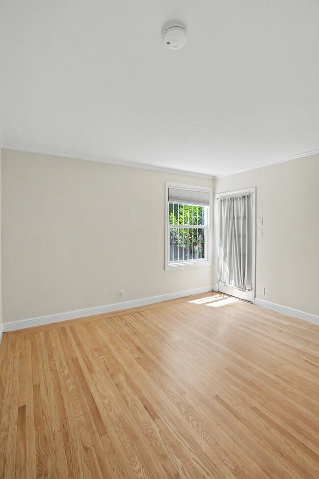 Building Photo - RENOVATED 3BR w/ Dining Room. VIEWS! Parking Avail., FREE Laundry!