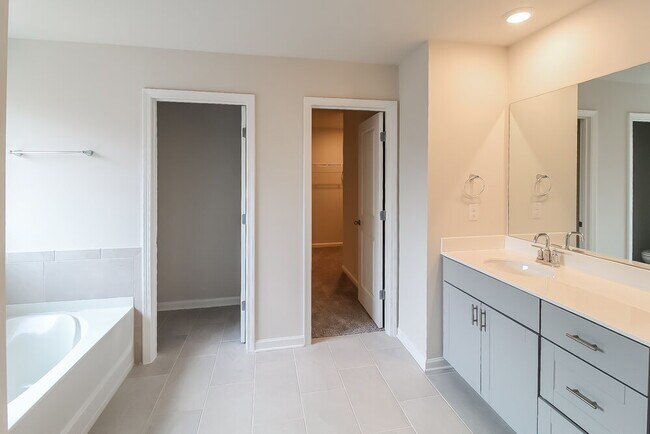 Building Photo - 879 Sara Mdw Rd