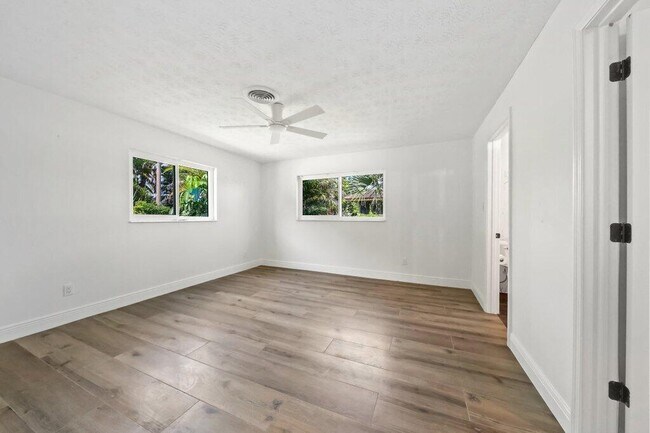 Building Photo - 2416 N W Everglades Blvd