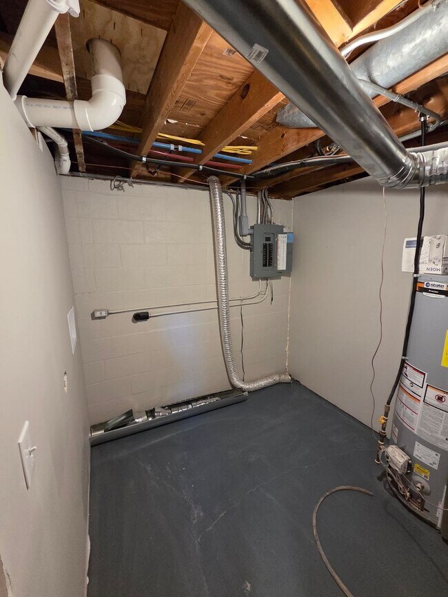 Building Photo - 4/2/1 Newly remodeled with fenced in backyard!!!