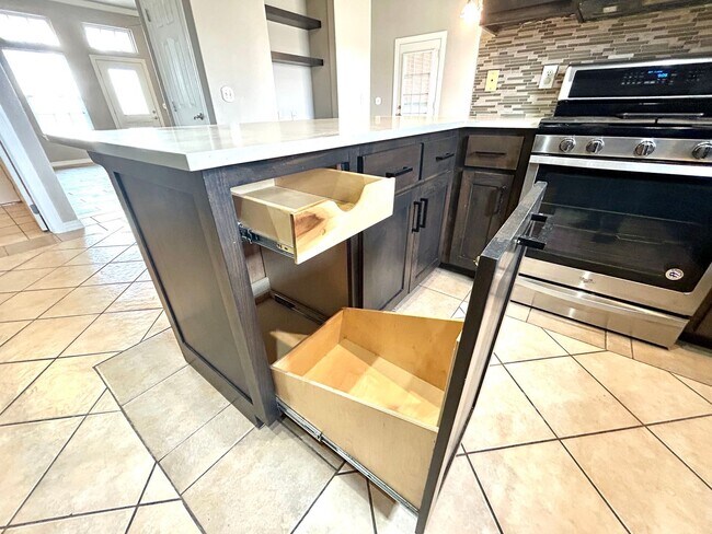 Building Photo - Spacious 3 bed 2 bath Single Family with a Large Fenced Backyard!