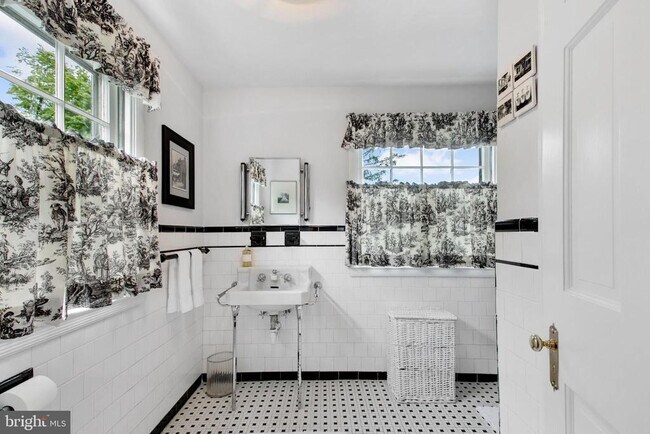 Building Photo - 5113 N Charles St