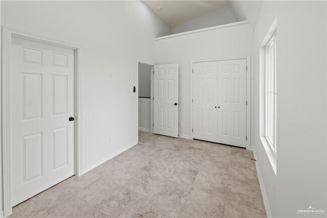 Building Photo - 1404 Karen Dr
