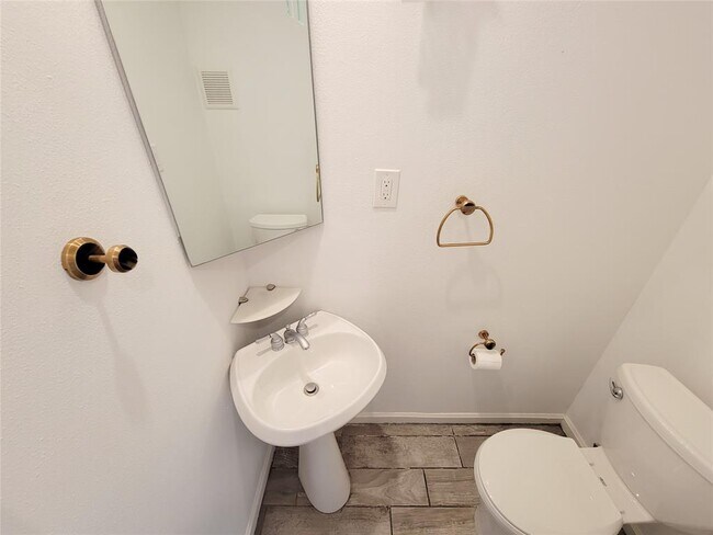 Building Photo - 6350 Chevy Chase Dr