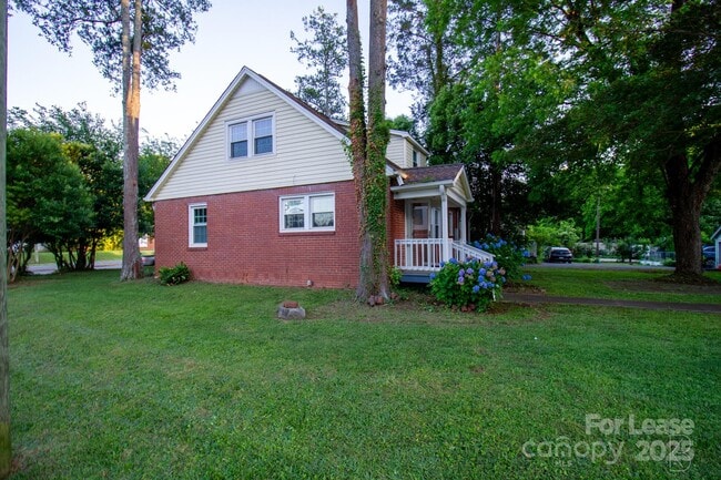 Building Photo - 3400 Eastway Dr