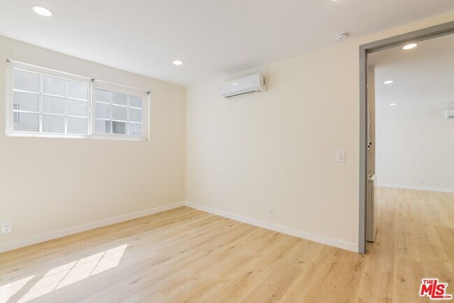 Building Photo - 835 S Sherbourne Dr