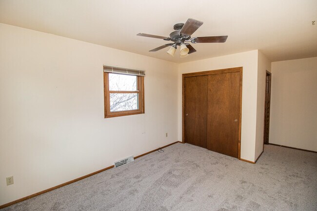 Building Photo - 1055 S Imperial Dr