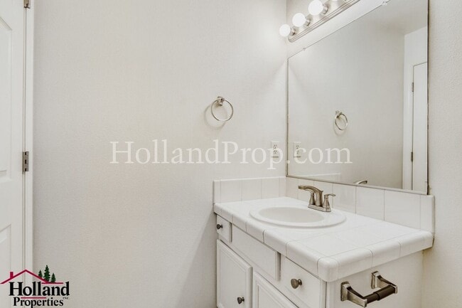 Building Photo - Charming 3-level townhome ideally located in the heart of Beaverton!