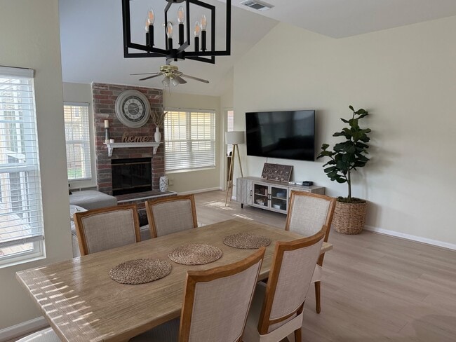 Building Photo - 4823 Sunshine Dr