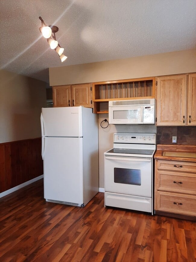 Building Photo - 3 BED | 1 BATH | SINGLE GARAGE | SOUTH