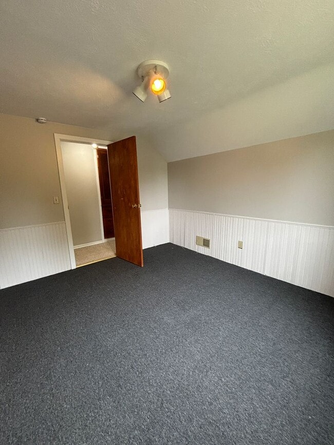 Building Photo - Spacious Home in Gaylord