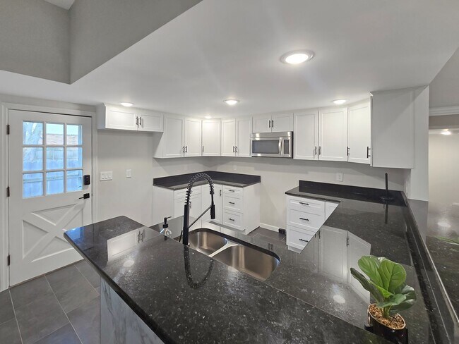 Building Photo - 4 Bedroom/2 Bath Harvest/Monrovia Area