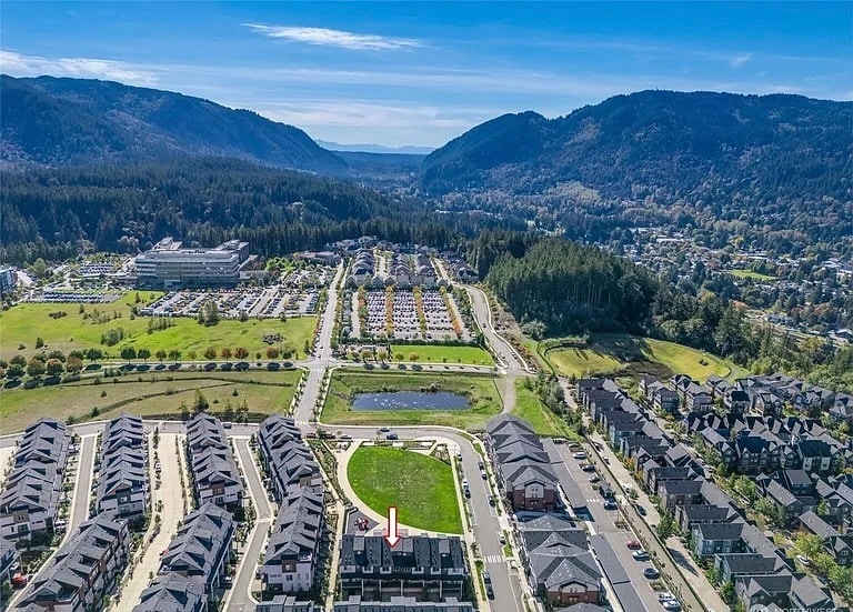 Building Photo - 540 NE Daisy Walk