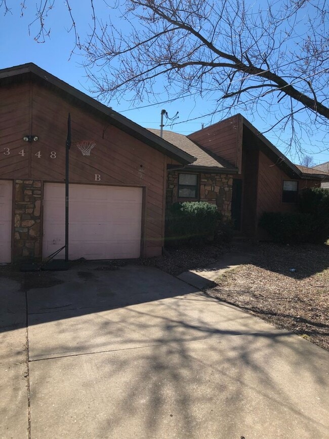 Building Photo - 2 bedroom, 2 bathroom, 1 car garage duplex