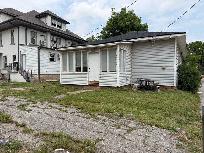 Building Photo - 3bed/1bath Home Available Just Steps Away From Norman's Campus Corner!!