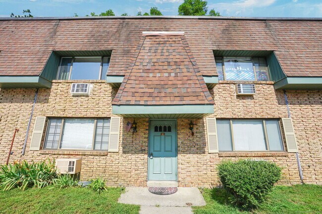 Building Photo - 549 Russell Rd