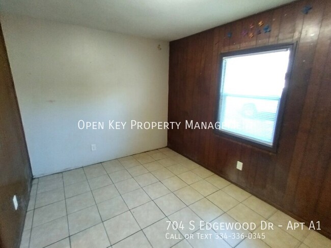 Building Photo - 704 S Edgewood Dr
