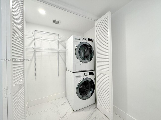 Building Photo - 210 Seaview Dr