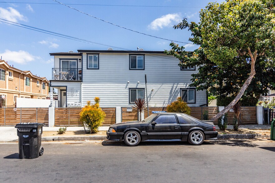 Building Photo - 1121 W 39th Pl