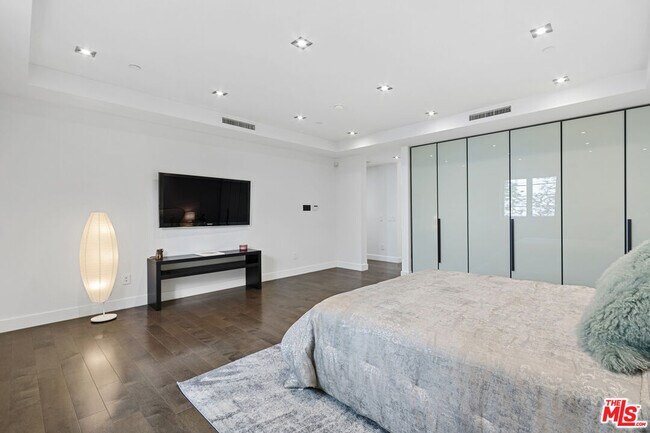 Building Photo - 443 N Palm Dr