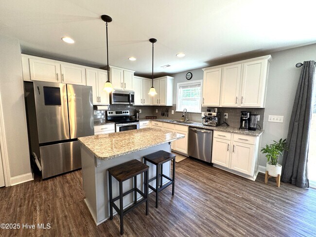 Building Photo - 425 Pebble Shore Dr