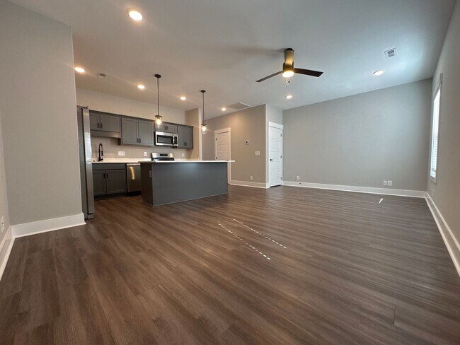 Building Photo - ? $500 Move-In Incentive for Approved Applications with a May Move-In! ?