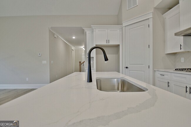 Building Photo - 190 Redhaven Dr