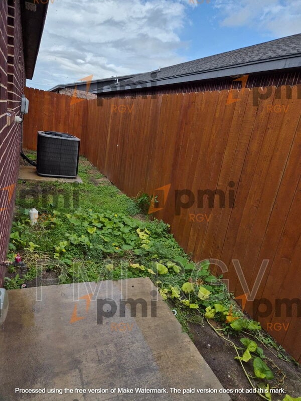 Building Photo - 1004 Hidden Hls St