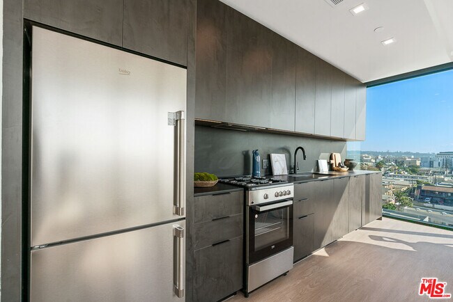 Building Photo - 3688 Overland Ave