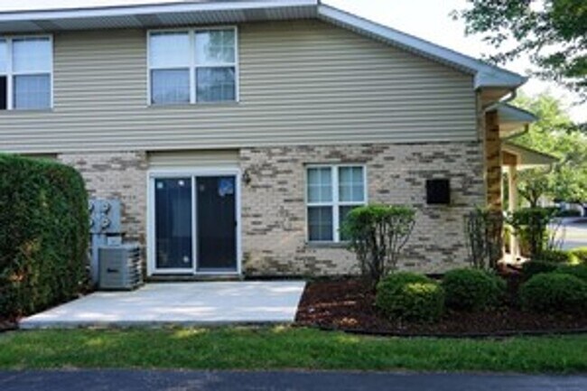 Building Photo - Beautiful 3 bedroom 2.5 Bathroom townhome