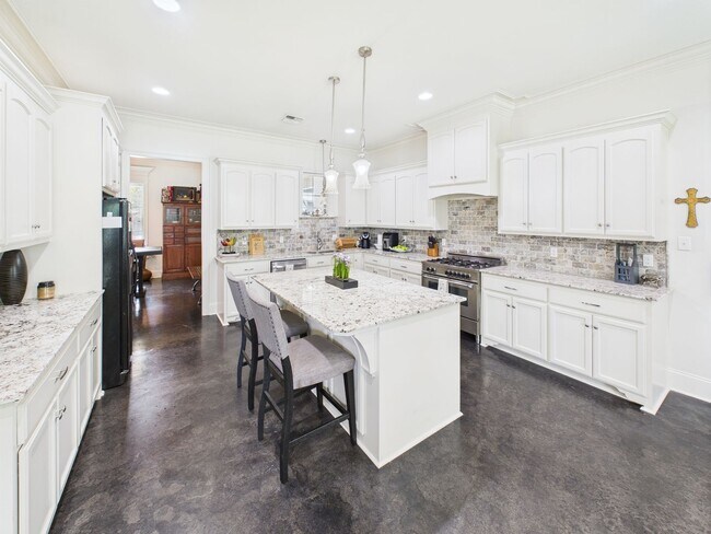 Building Photo - Nestled in the desirable Quail Hollow Subdivision