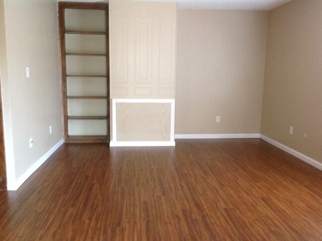 Building Photo - 631 N Lynora St