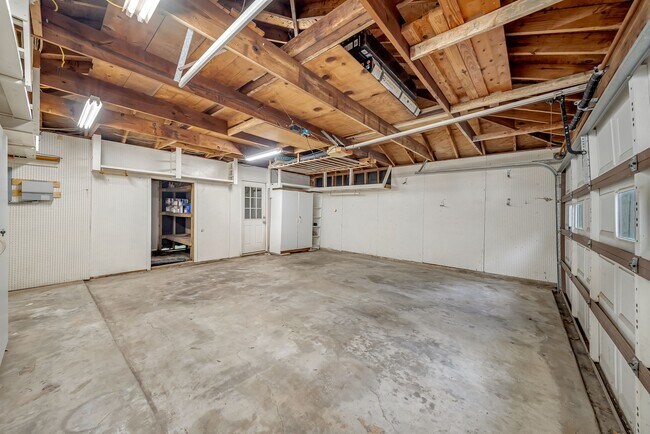 Building Photo - 16326 Heatherdale Dr