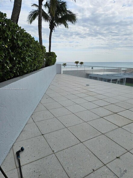 Building Photo - 18911 Collins Ave