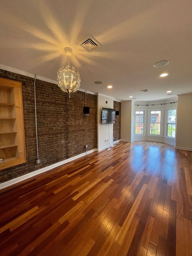 Building Photo - 107 Liberty St.